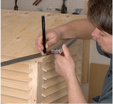 Skarpe hjørner på taget af varmepumpeskjuler fjernes Skarpe hjørner på taget af varmepumpeskjuler saves eventuelt af